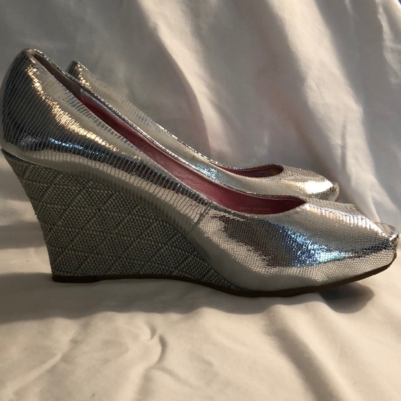 Lilly Pulitzer wedge. - Picture 3 of 3